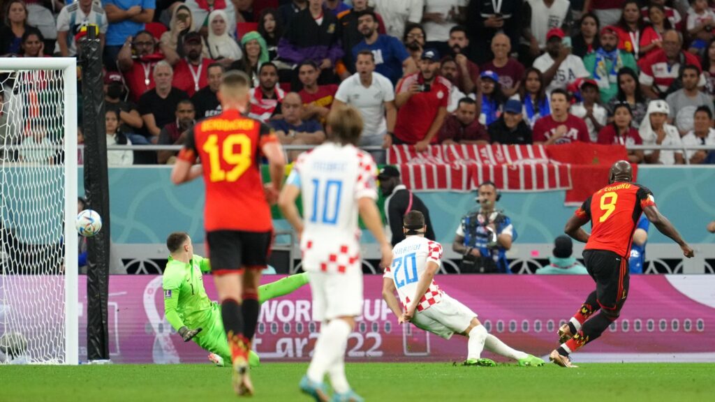 ยิงบอลชนเสา