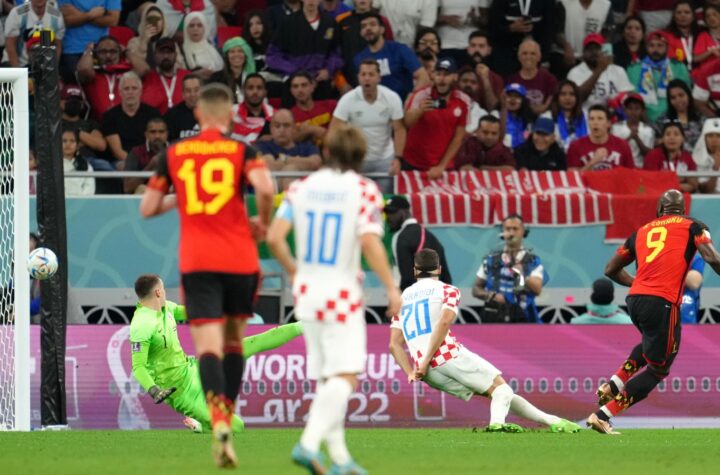 ยิงบอลชนเสา